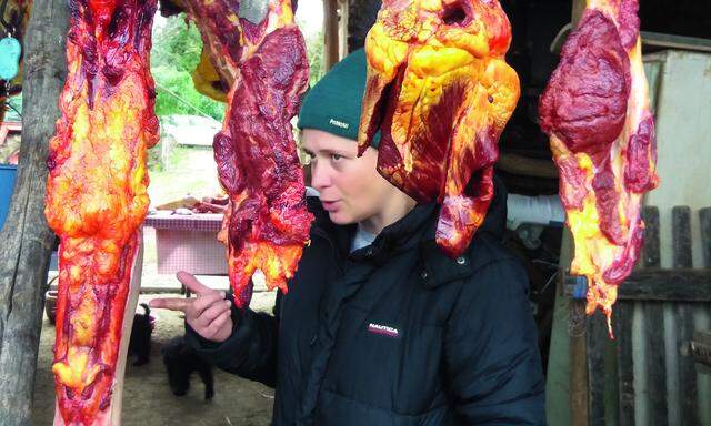 Ungarn. Die Kundin kauft Kalbfleisch. Und im Hintergrund fressen die Pudelzwillinge das weggeschnittene Fett. 