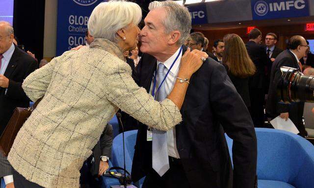 EZB-Chefin Christine Lagarde und Fed-Chef Jerome Powell wollen die Zinsen nicht zu früh senken.