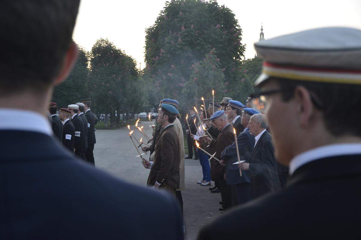 Die Festrede vor der Krypta hielt dann ein Vertreter der Sudetendeutschen Landsmannschaft. Der kritisierte in seiner Ansprache mehrmals die Vertreibungen von Sudetendeutschen nach dem 8. Mai 1945. "Wir kennen die Zwischenrufe, die uns als Tätervolk bezeichnen", sagte er mit einem Wink auf die Demonstranten. "Die heutigen Jugendlichen und Krawalliere können unsere Geschichte nicht verstehen". Und: "Die heutige Gesellschaft ist desinteressiert."