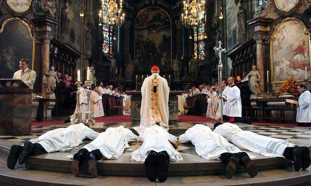 Die Weihe von Priestern im Wiener Stephansdom 