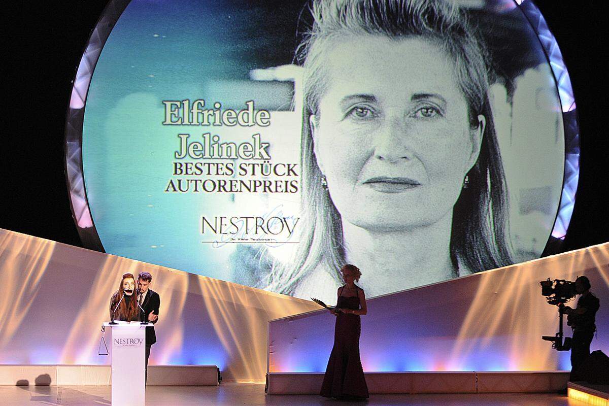 Elfriede Jelinek nahm den Autorenpreis für ihr Stück "Schatten (Eurydike sagt)" wie erwartet nicht persönlich entgegen, hatte sich aber etwas Besonderes ausgedacht.