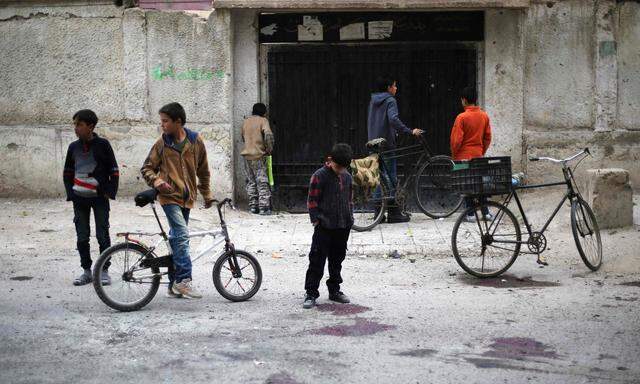 Syrische Kinder nahe der bombardierten Volksschule 
