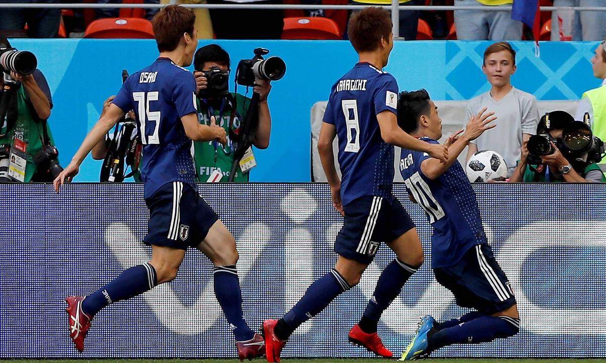 Der Japaner Shinji Kagawa (rechts) ist offenbar sehr stolz für sein Land spielen zu dürfen. Nach seinem Tor beim Sieg gegen Kolumbien (2:1) küsste er das Verbandswappen auf seinem Dress.