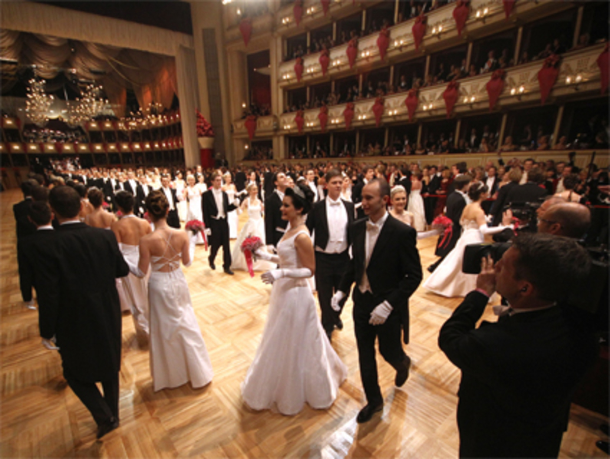 Dabei gab es heuer eine Neuerung: Die Figuren waren dank "Höheneffekt" auch für die seitlichen Zuseher zu bestaunen. Bei der Warschauer Polka hüpfen die jungen Damen und Herren gar durch die Oper. Der Schlachtruf "Alles Walzer" wird wieder von den Debütanten im Chor posaunt.