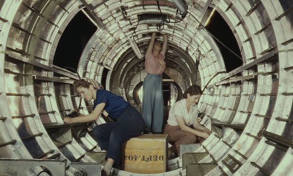Ruestung / USA / Frauen beim Flugzeugbau - Arms Ind.,USA / Women in Airplane Ind. - 2e G. M. / Femmes / Fuselage bombardier.