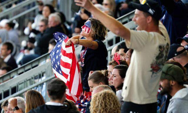 Die USA haben wirtschaftlich wieder einmal die Nase vorn. Im Bild: US-Rugby-Fans.