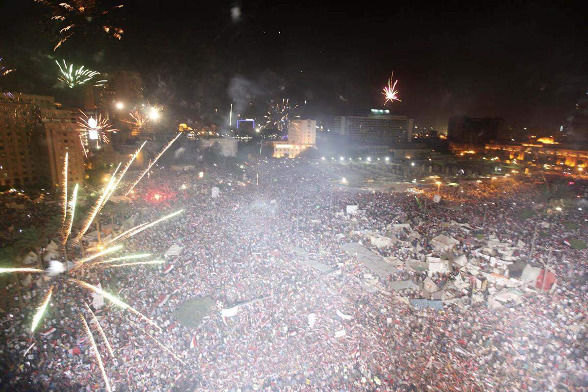 Auf dem Tahrir-Platz brandet Jubel auf, die Mursi-Gegner zünden Feuerwerke.