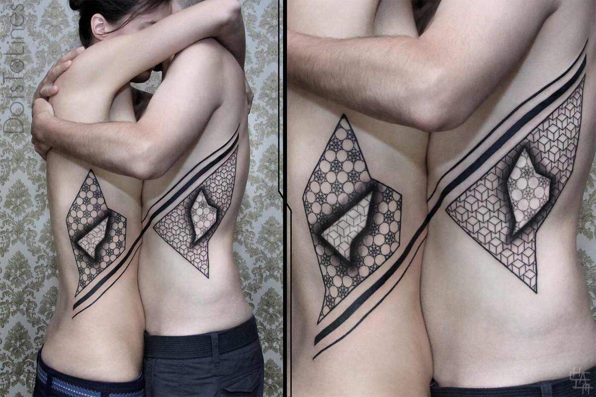 Doch es gibt auch ganz andere Stilrichtungen: Der in Berlin ansässige Tattoo-Künstler Chaim Machlev schmückt seine Kunden mit aufwendigen Linienmustern, die auch über zwei Körper verlaufen können.
