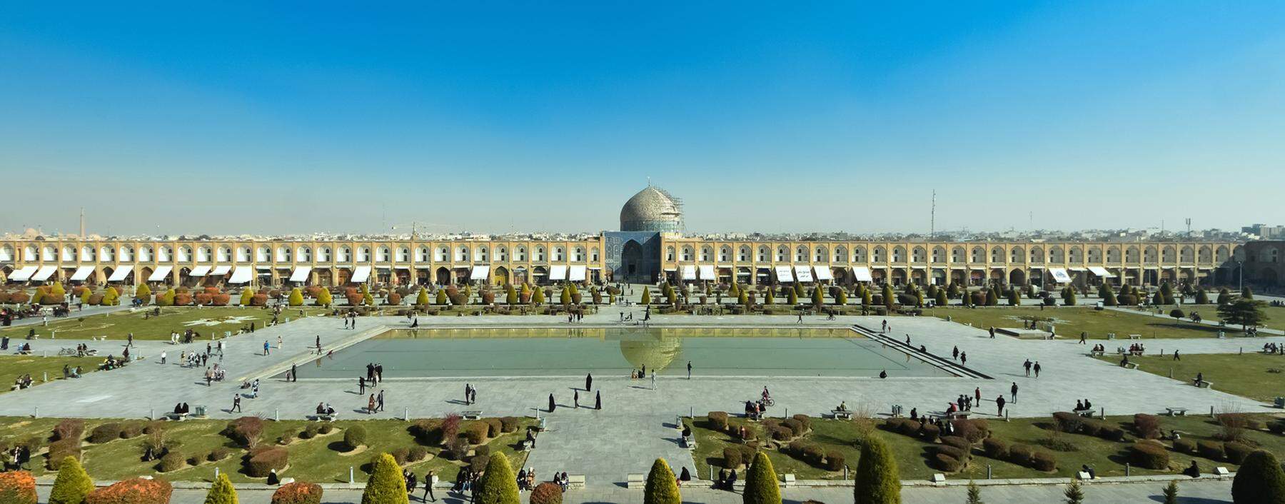 Als „Spiegel des Paradieses“ galt Isfahan, die Residenzstadt der Safawiden-Herrscher. Der märchenhafte Königsplatz ist bis heute ihr Herzstück.  