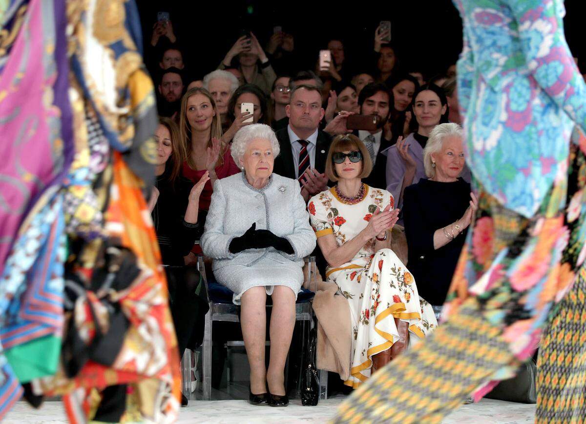 Königliches Amusement. Eine im wahrsten Sinn des Wortes nie dagewesene Ehre wurde dem jungen britischen Designer Richard Quinn im Februar 2018 zuteil: Königin Elisabeth II. besuchte seine Modeschau bei der London Fashion Week. Zu sitzen kam die Queen neben der ungekrönten Königin der Mode, Anna Wintour, die sie im Mai 2017 zur „Dame of the British Empire“ gemacht hatte.