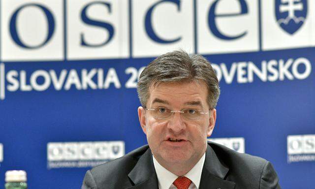 Außenminister Miroslav Lajcak bei einer Pressekonferenz 