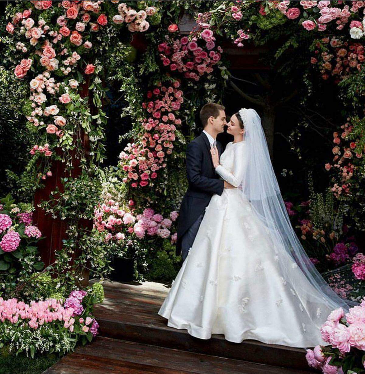 Andere Paare geben mehr Einblick in ihre Hochzeit. Bereits im Mai heiratete Model Miranda Kerr Snapchat-Gründer Evan Spiegel. Die Bilder des Brautkleids wurden in der amerikanischen "Vogue" veröffentlicht.