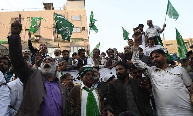 Die Anhänger Sharifs rufen Protest-Slogans in Richtung des Gerichts, wo der Ex-Premier verurteilt wurde.