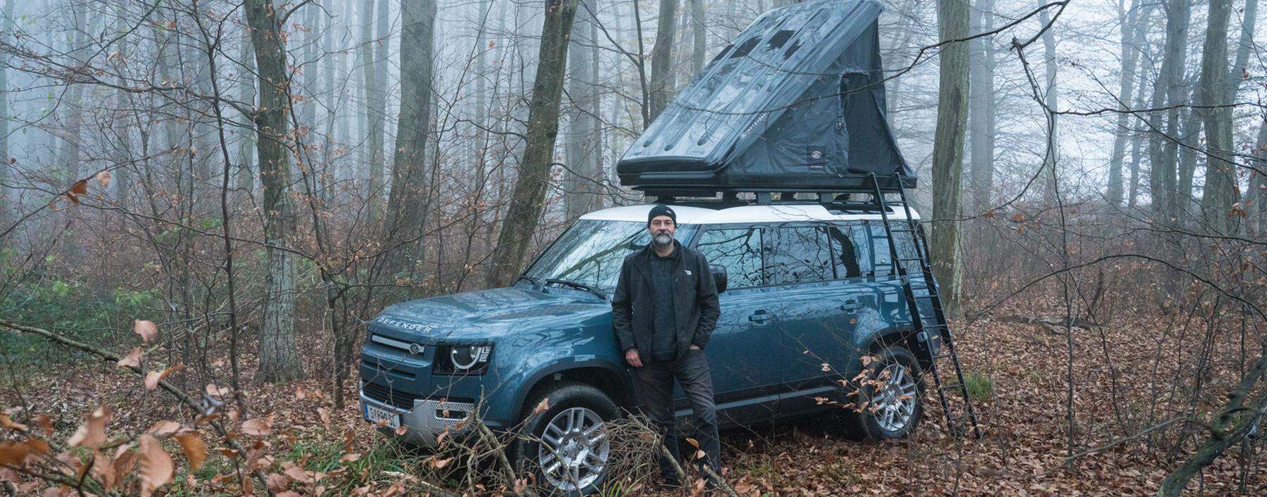 Ideal für Offroad-Touren oder eine Nacht im Wald: Der Land Rover Defender mit einem Hartschalen- Dachzelt.