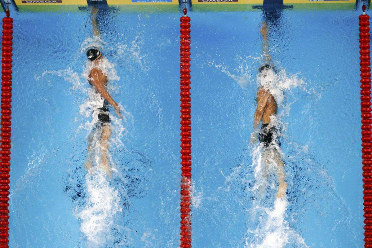Bei der WM in Dubai holte sich Phelps zwar vier Weltmeistertitel (100 und 200 m Schmetterling, 4x200 m Freistilstaffel, 4x100 m Lagenstaffel), musste sich über 200 m Freistil und 200 m Lagen aber Landsmann Ryan Lochte geschlagen geben.