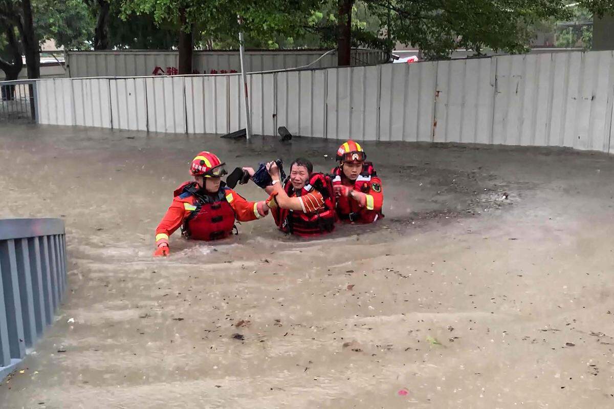 Dieses am 4. September 2023 aufgenommene Foto zeigt Rettungskräfte, die in Xiamen in der südchinesischen Provinz Fujian einen Bewohner aus einem überschwemmten Gebiet in Sicherheit bringen, das aufgrund starker Regenfälle durch Taifun „Haikui“ überschwemmt wurde.