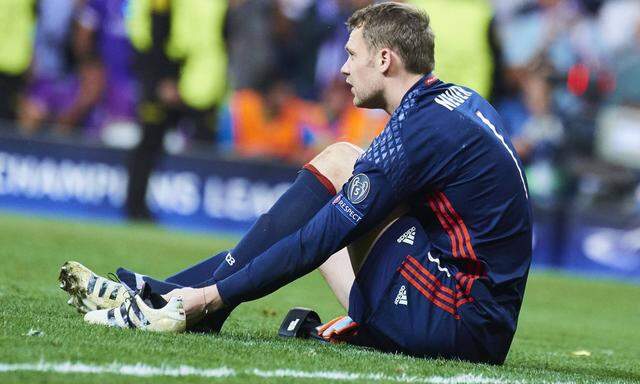 Manuel Neuer hat sich am linken Fuß verletzt.