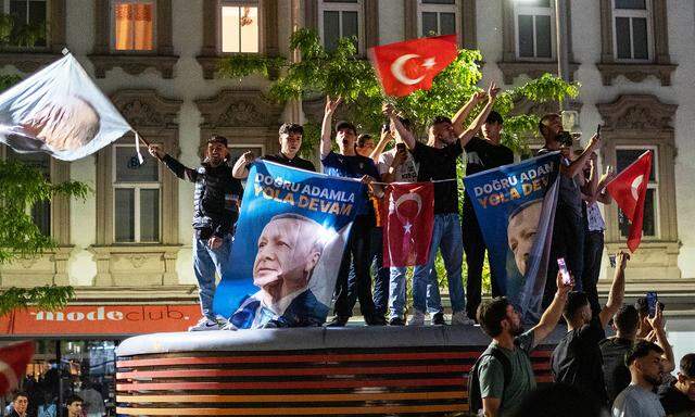 Anhänger des türkischen Präsidenten Erdoğan feierten am Wiener Reumannplatz - manche zeigten dabei auch den sogenannten Wolfsgruß, der in Österreich verboten ist.