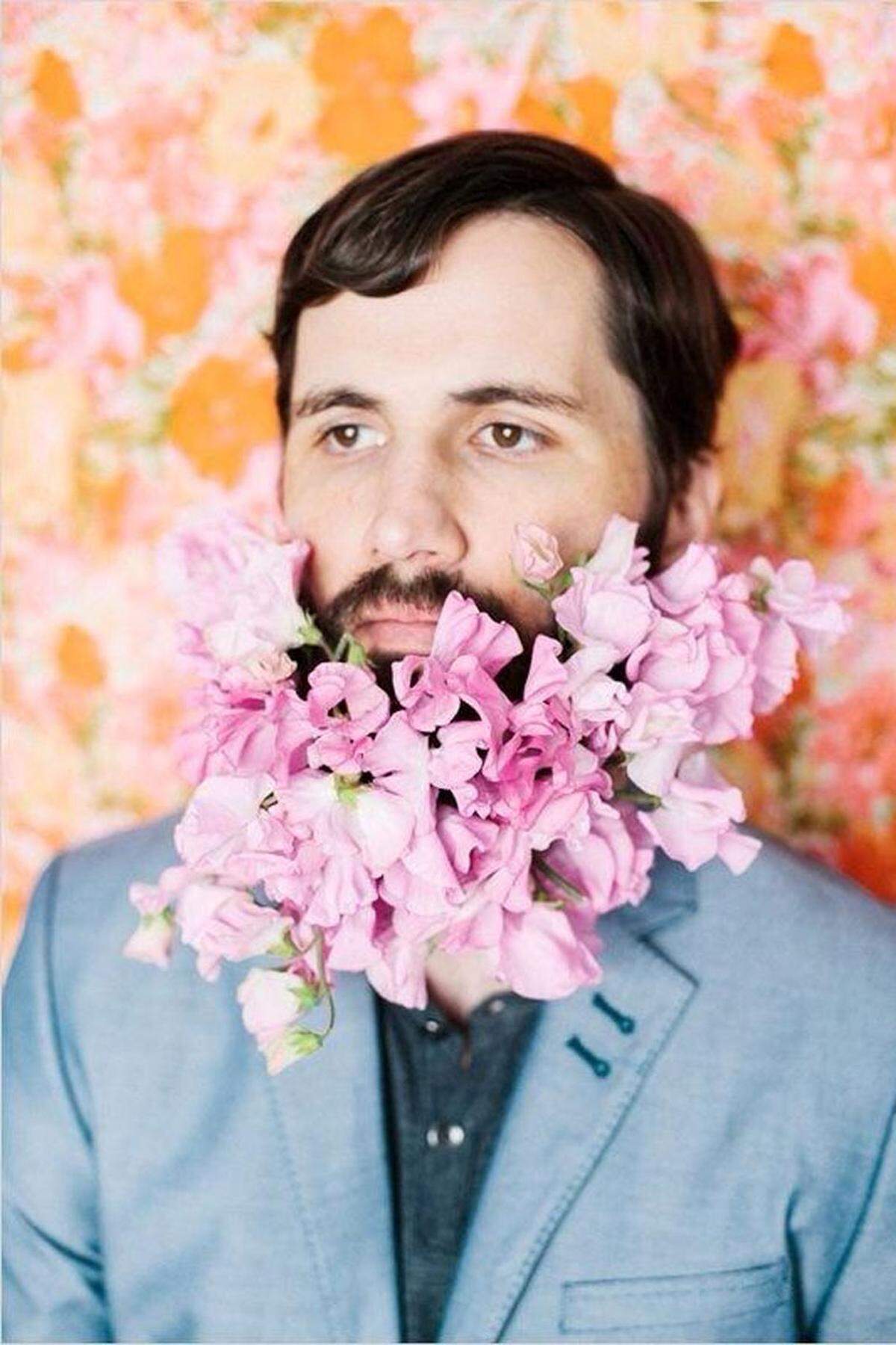 Der „Flower Beard“ sei so etwas wie das männliche Pendant zum Blumenkranz, den Frauen seit Kurzem wiederentdeckt haben und vorzugsweise auf Festivals oder Hochzeiten im Haar tragen, sagt die Modebloggerin Anne Feldkamp.
