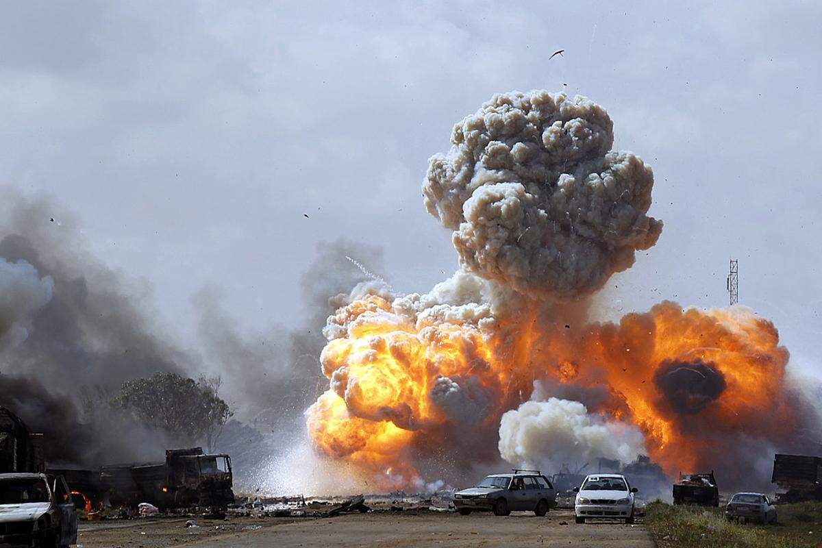 Die libyschen Rebellen jubeln zumeist über die Luftangriffe und unterstützen die Operation auch nach den versehentlichen Angriffen auf ihre Truppen.