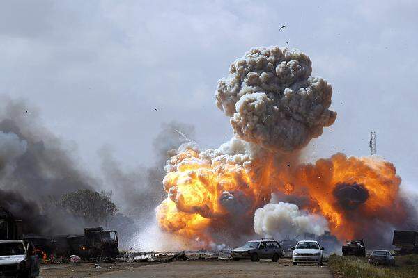 Die libyschen Rebellen jubeln zumeist über die Luftangriffe und unterstützen die Operation auch nach den versehentlichen Angriffen auf ihre Truppen.