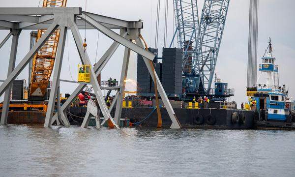 Seit der Kollision blockiert das Stahlgerippe der Brücke die Durchfahrt aus dem Hafen von Baltimore.