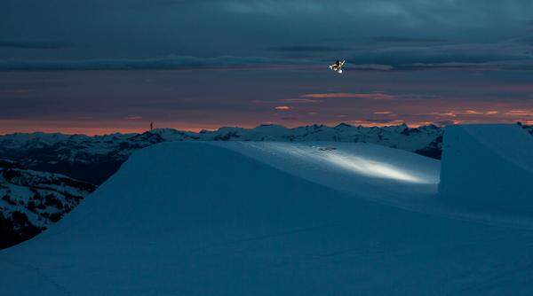 Ob bei Tag oder Nacht, Gasser fliegt, springt und zaubert mit dem Snowboard.