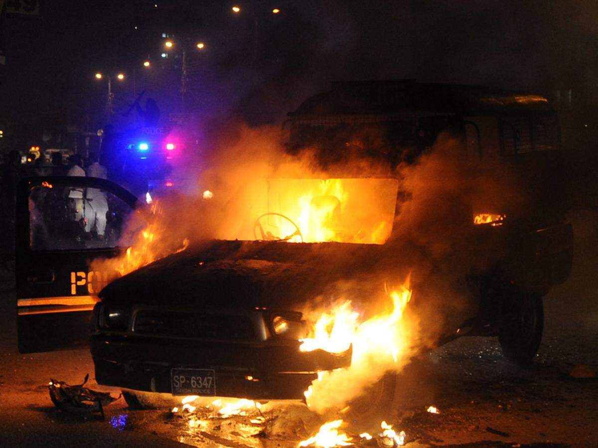 Auch am Wochenende hatte sich die Spirale der Gewalt weitergedreht. In Pakistan brannten Polizeifahrzeuge.
