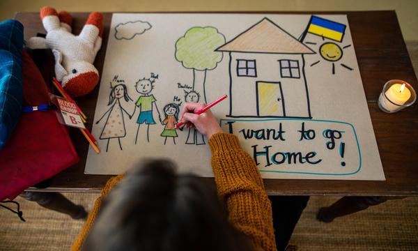 Symbolbild: Schulkind mit Heimweh nach der Ukraine 