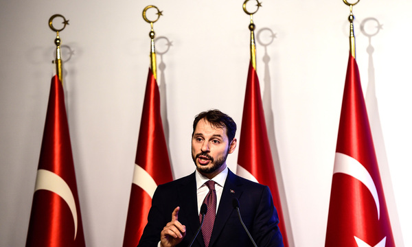 Finanzminister Albayrak soll seinen Schwiegervater Erdoğan zu einer kräftigen Erhöhung der Leitzinsen überredet haben.  