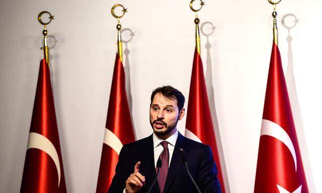 Finanzminister Albayrak soll seinen Schwiegervater Erdoğan zu einer kräftigen Erhöhung der Leitzinsen überredet haben.  