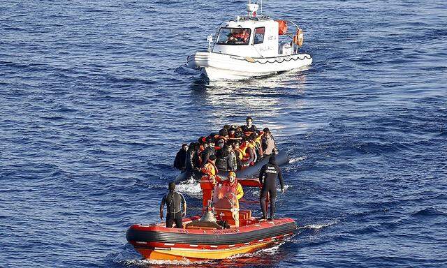 Symbolbild: Boot mit Flüchtlingen