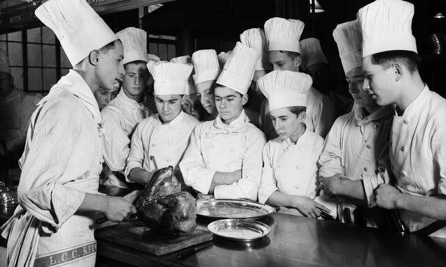 Themenbild. Junge Köche im Westminster Technical Institute am Vincent Square, London, 1937.