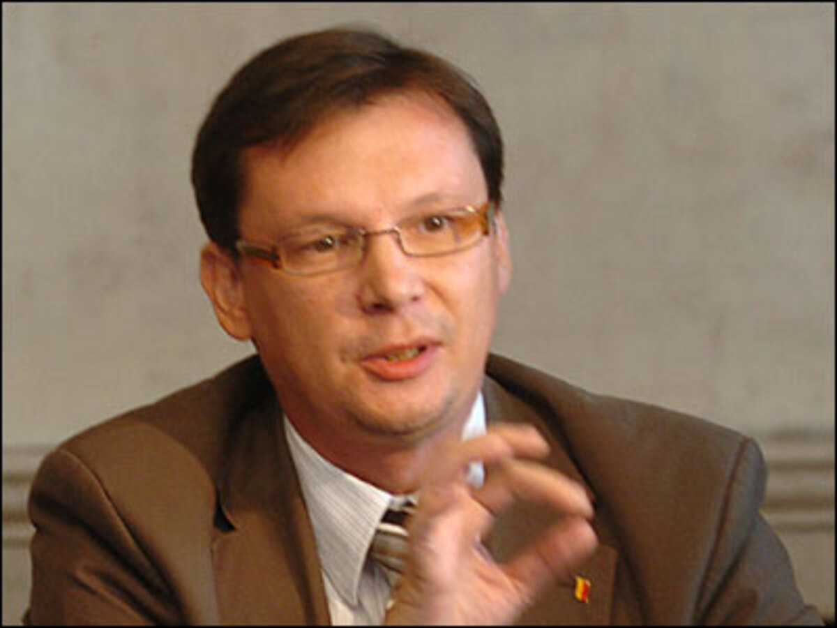 "Ich fordere den BZÖ-Kandidaten Veit Schalle auf, auf seine Kandidatur zu verzichten. (...) Im österreichischen Nationalrat sollten keine Politiker sitzen, die vom Wirtschaftsprogramm der Nazis beeindruckt sind. Dafür werden die Wähler am 1. Oktober sorgen."SPÖ-Bundesgeschäftsführer Norbert Darabos