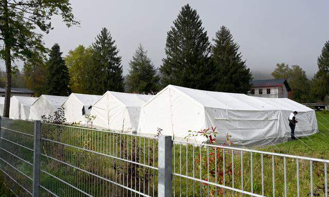 Auf dem Gelände des Erstaufnahmezentrums Thalham in St. Georgen im Attergau (OÖ): 15 Zelte wurden aufgestellt, in denen jeweils acht Personen Platz finden.
