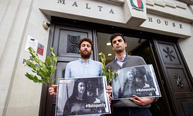 Zwei der drei Söhne von Daphne Caruana Galizia gedenken ihrer Mutter. Im Zentrum von La Valetta erinnern Blumen, Kerzen und Fotos an die Journalistin.