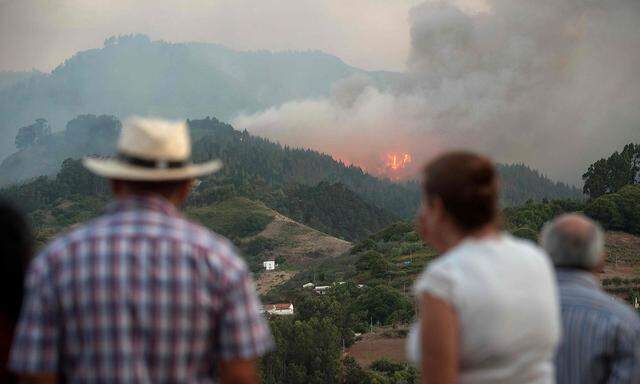 Anrainer beobachten sorgenvoll die Flammen in den Wäldern von Gran Canaria.