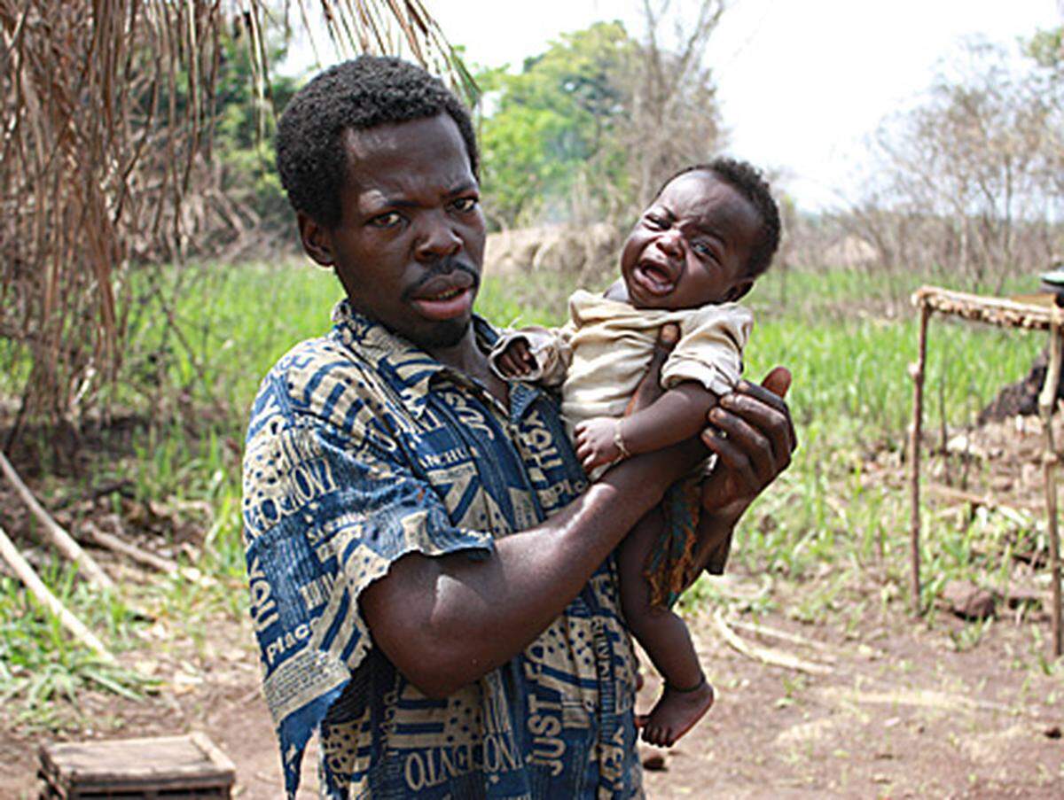 Die Angriffe der "Lord's Resistance Army (LRA) haben im Nordosten des Kongo 140.000 Menschen in die Flucht geschlagen. "Ärzte ohne Grenzen" (MSF) ist eine der wenigen Hilfsorganisationen, die gegen das Leid in der Region ankämpfen. In Kooperation mit MSF will die "Presse" auf das vergessene humanitäre Drama aufmerksam machen.Von Wieland Schneider (Fotos und Text)