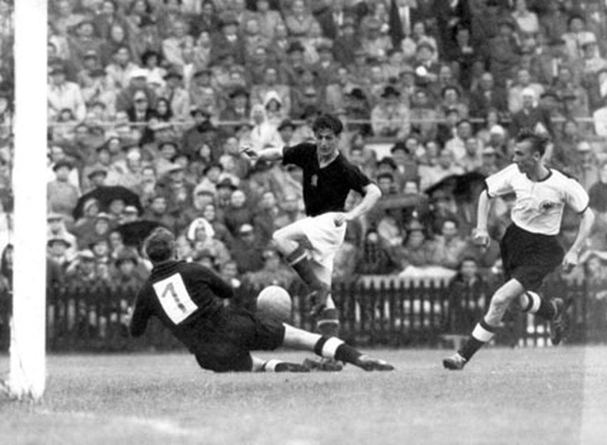 1954 ging Ungarn als großer Favorit ins WM-Rennen: Die Mannschaft um Ferenc Puskas, Sandor Kocsis (im Bild im dunklen Trikot) und Nandor Hidegkuti verzauberte im Vorfeld die Fußball-Welt mit großartigem Offensivspiel. Bei der WM erzielten die Ungarn dann zwar 27 Tore, für den Titel waren es aber dennoch zwei zuwenig. Deutschland besiegte die unschlagbaren Ungarn im Finale mit 3:2.
