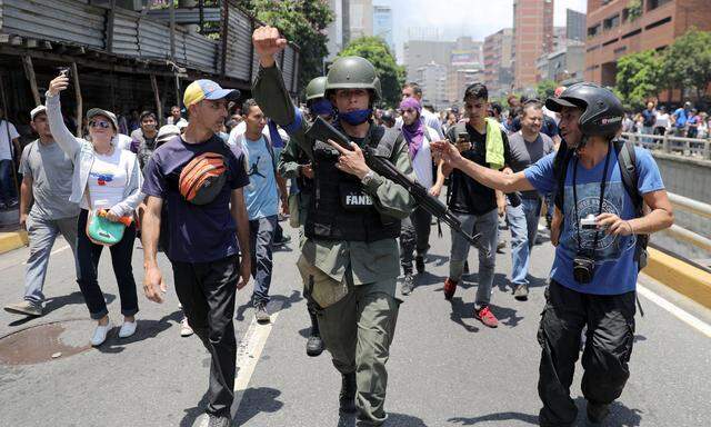 Etwa 40 Soldaten sollen Guaidó bei der Kundgebung  begleitetet haben