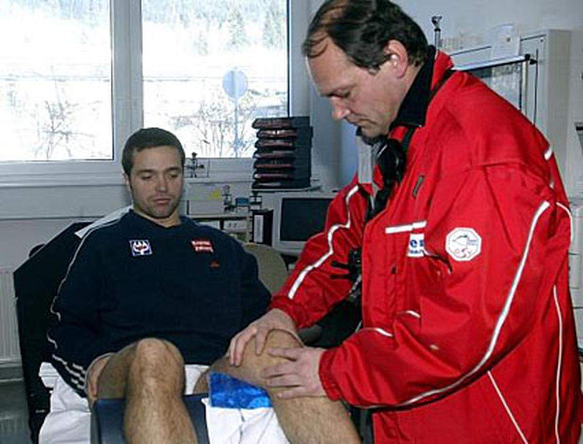 1996 kommt Josef Strobl bei einem Trainingssturz mit einer Gehinerschütterung davon. Sechs Jahre später wird dem Tiroler der Sprung nach der Traverse in die Kompression des Zielhanges zum Verhängnis. Das linke Knie des siebenfachen Weltcup-Siegers wird ein Opfer der Streif: Riss des vorderen Kreuzbandes und des inneren Seitenbandes, knöcherner Bandabriss der hinteren Kapsel, Knochenabsplitterung in der Kniekehle und eine Stauchung des Schienbeinkopfs.