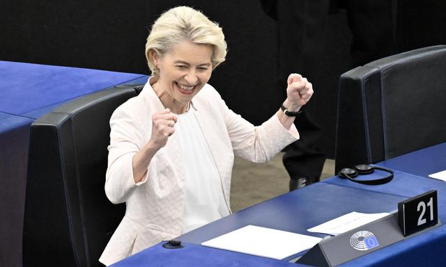 Ursula von der Leyen am Donnerstag nach ihrer Wiederwahl zur EU-Kommissionspräsidentin im Europäischen Parlament.