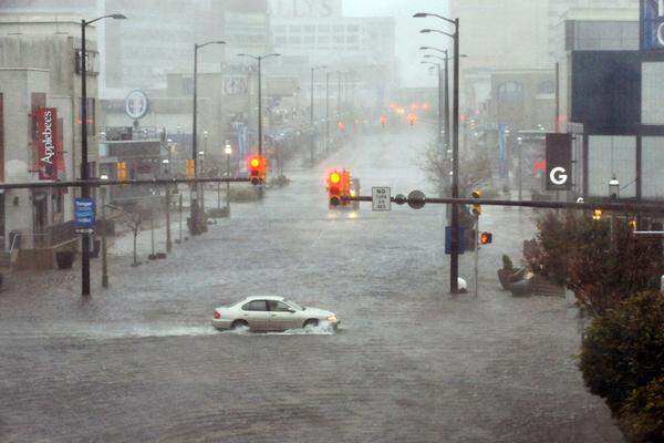 Atlantic City, New Jersey. Auf der North Michigan Avenue machen sich am Nachmittag erste Ausläufer des Sturmes bemerkbar.
