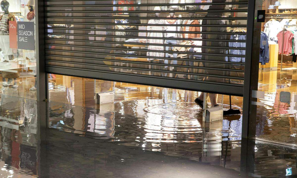 Weitere Bilder von der Überschwemmung im Einkaufscenter Citypark in Graz.