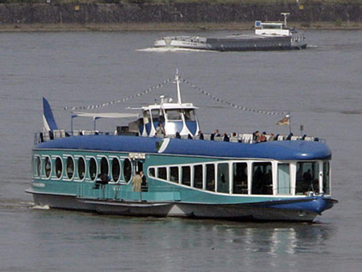 Das Schiff mit den Teilnehmern des Kongress legte daraufhin ab und steuerte in die sichere Strommitte des Rheins - geschützt von Polizei und Feuerwehrbooten.