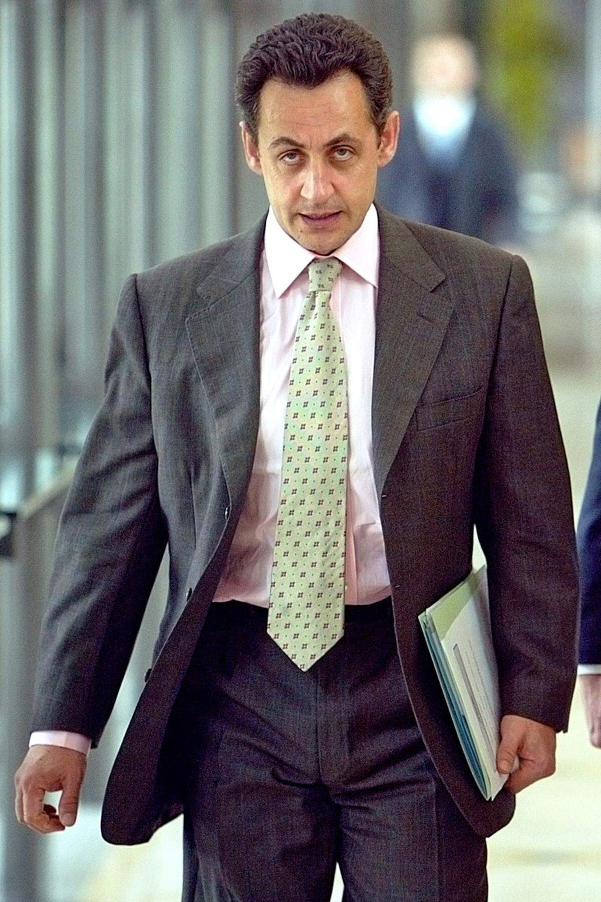 Nach der Erholungstour setzte Sarkozy in den ersten 100 Tagen seiner Amtszeit ein ganzes Bündel von Maßnahmen durch: Steuererleichterungen, Zuzahlungen im Gesundheitswesen, Aushöhlung der 35-Stunden-Woche sowie das Ende der Frührente bei Staatskonzernen. Proteste der Gewerkschaften beeindruckten ihn nicht. Für seinen Aktionismus erhielt er die Spitznamen "Hyper-Präsident" und "Super-Sarko".