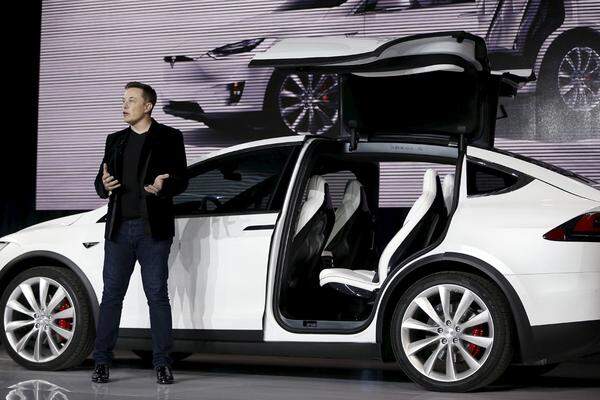 Firmenchef Elon Musk (Bild) präsentierte in den Tesla-Designstudios in Hawthorne bei Los Angeles das mit Spannung erwartete "Model 3".