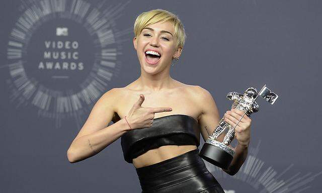 Singer Miley Cyrus poses backstage after winning Video of the Year for ´Wrecking Ball´ during the 2014 MTV Video Music Awards in Inglewood
