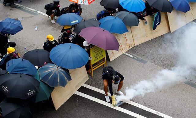 Massenprotest gegen Bevormundung aus Peking. In Hongkong gehen seit Wochen Hunderttausende Menschen auf die Straße. Immer wieder kommt es zu gewalttätigen Auseinandersetzungen mit der Polizei.