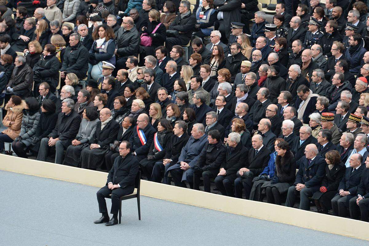 Zu der Zeremonie im Ehrenhof des Invalidendoms sind mehr als 1000 geladene Gäste gekommen, darunter zahlreiche Angehörige der 130 Opfer.